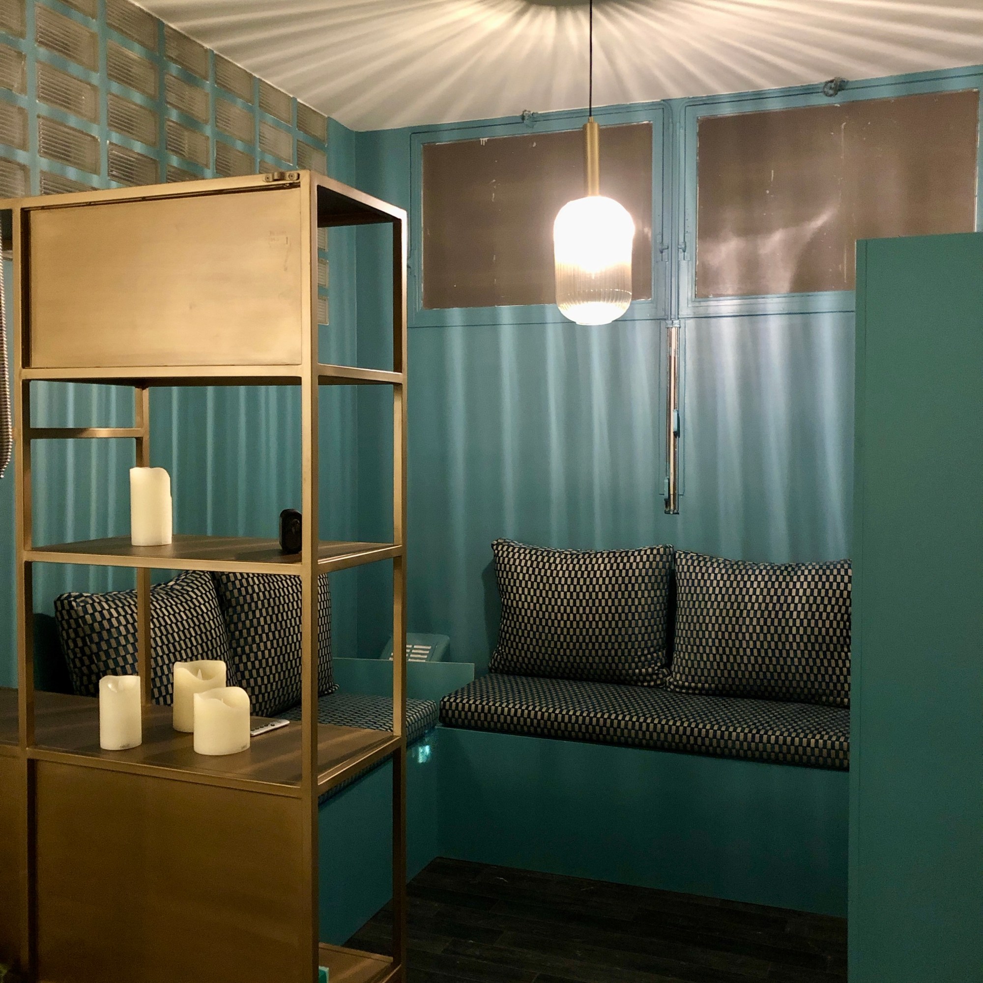 Un salon chaleureux et cosy, de jour comme de nuit