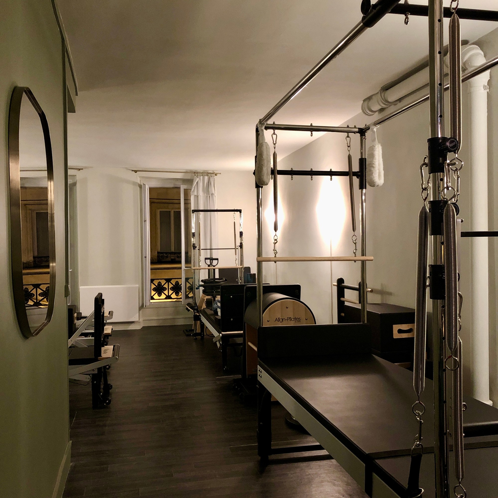 Le studio et ses machines de Pilates, de nuit