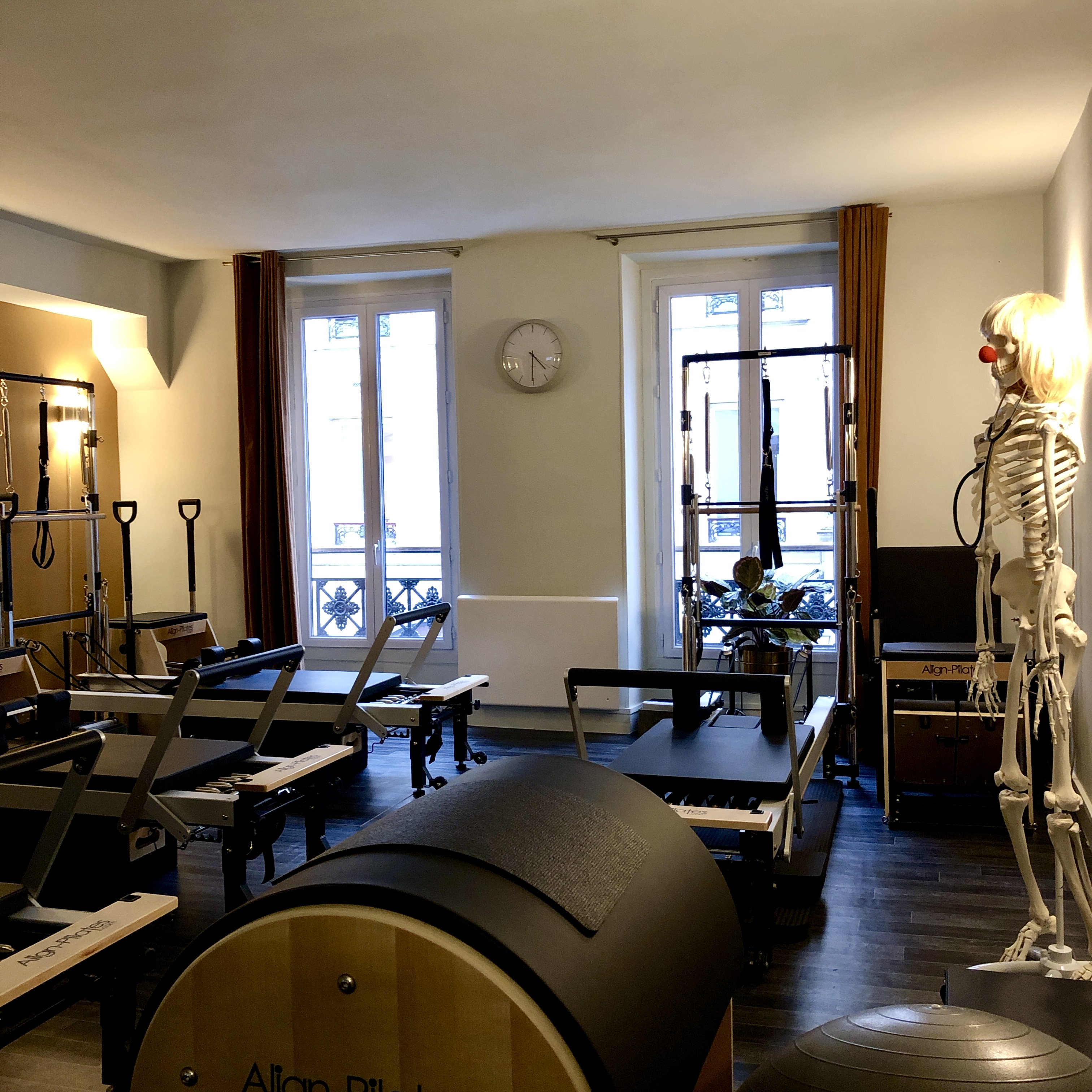 salle ou le studio de Pilates feet in straps® vous accueille pour pratiquer sur machines