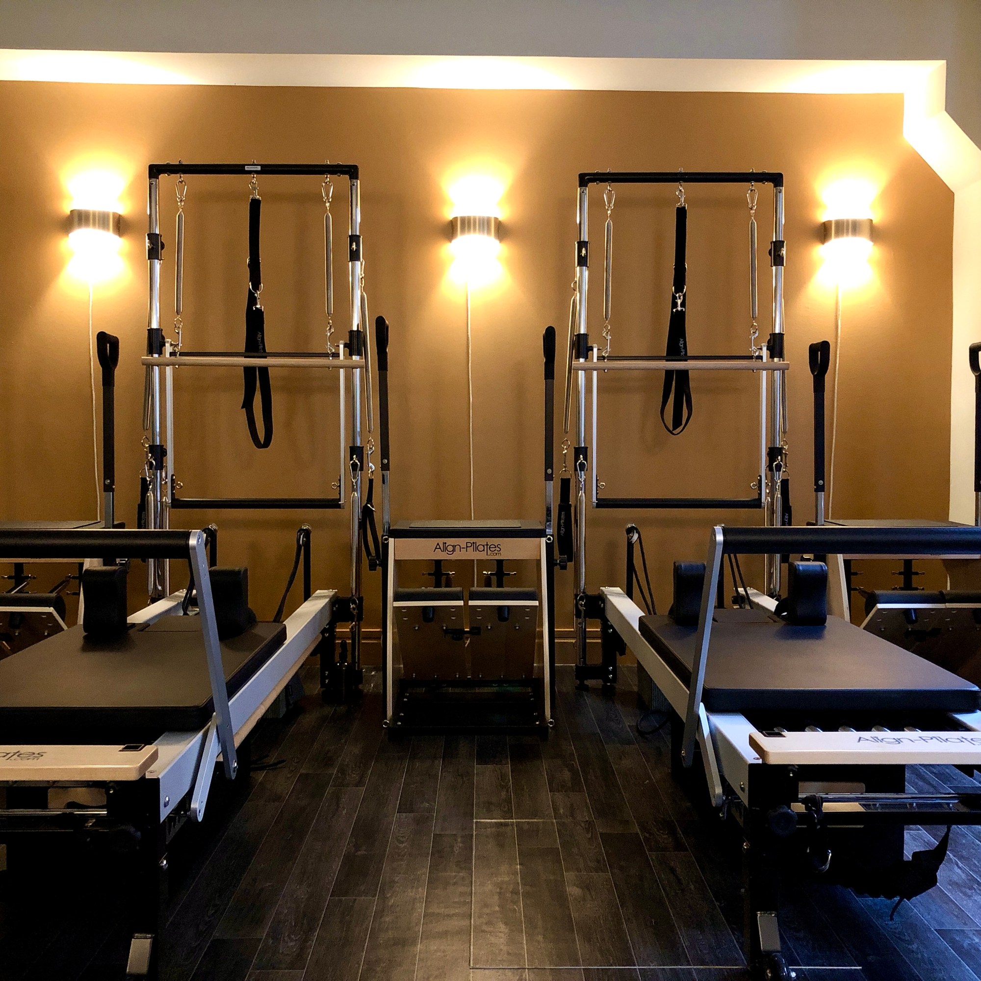 Le studio feet in straps et ses équipements, reformer avec tour et chair