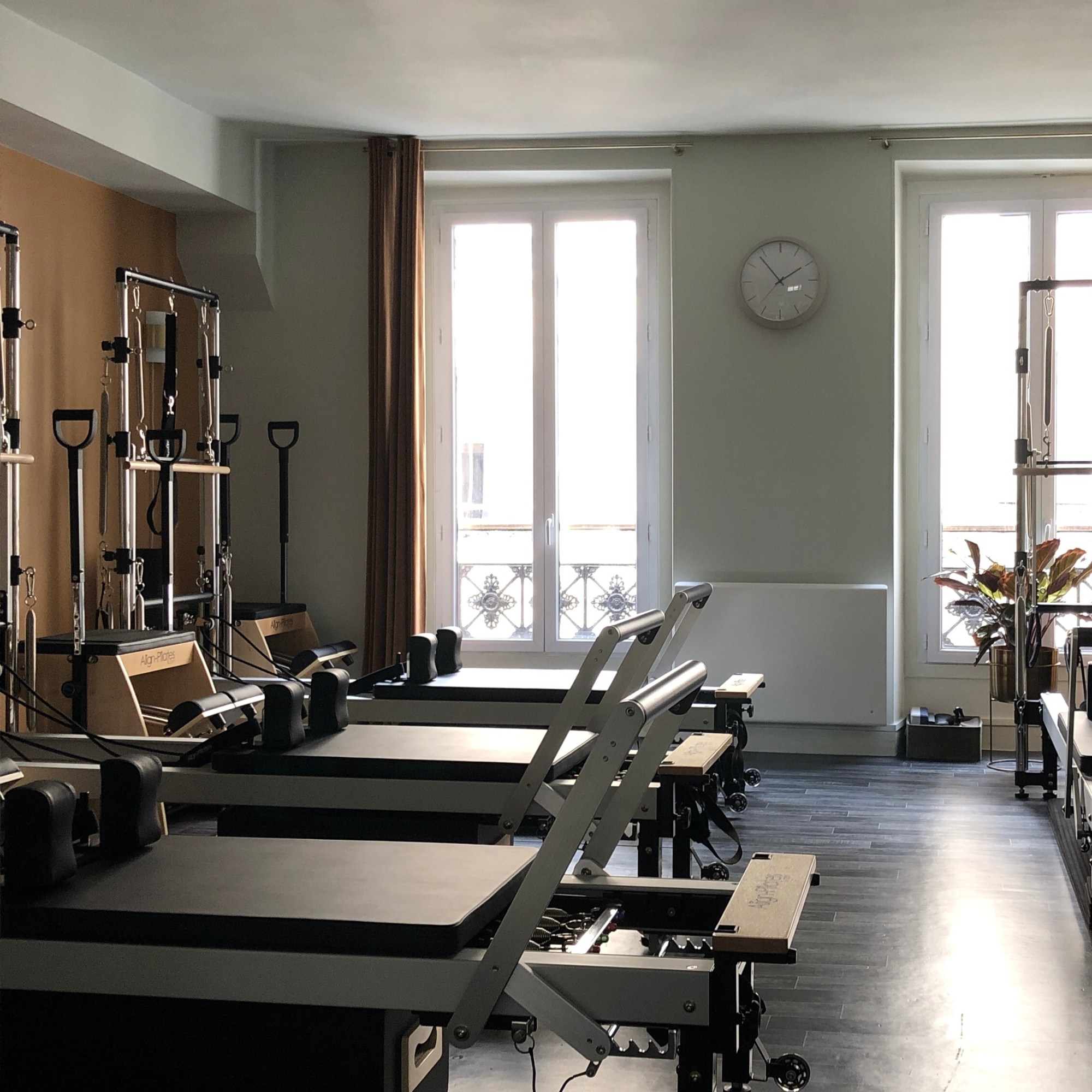 La salle principale, baignée par une lumière printanière